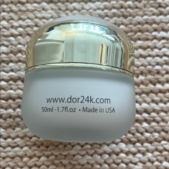 D'Or Skincare Prestige Multi-Vitamin Recovery 24H Moisturizer - Gold and White - Picture 3 of 3